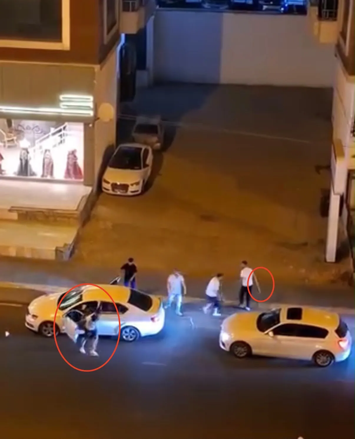 Diyarbakır'ın Bağlar ilçesinde trafiğin ortasında sopalı kavga O anlar kamerada