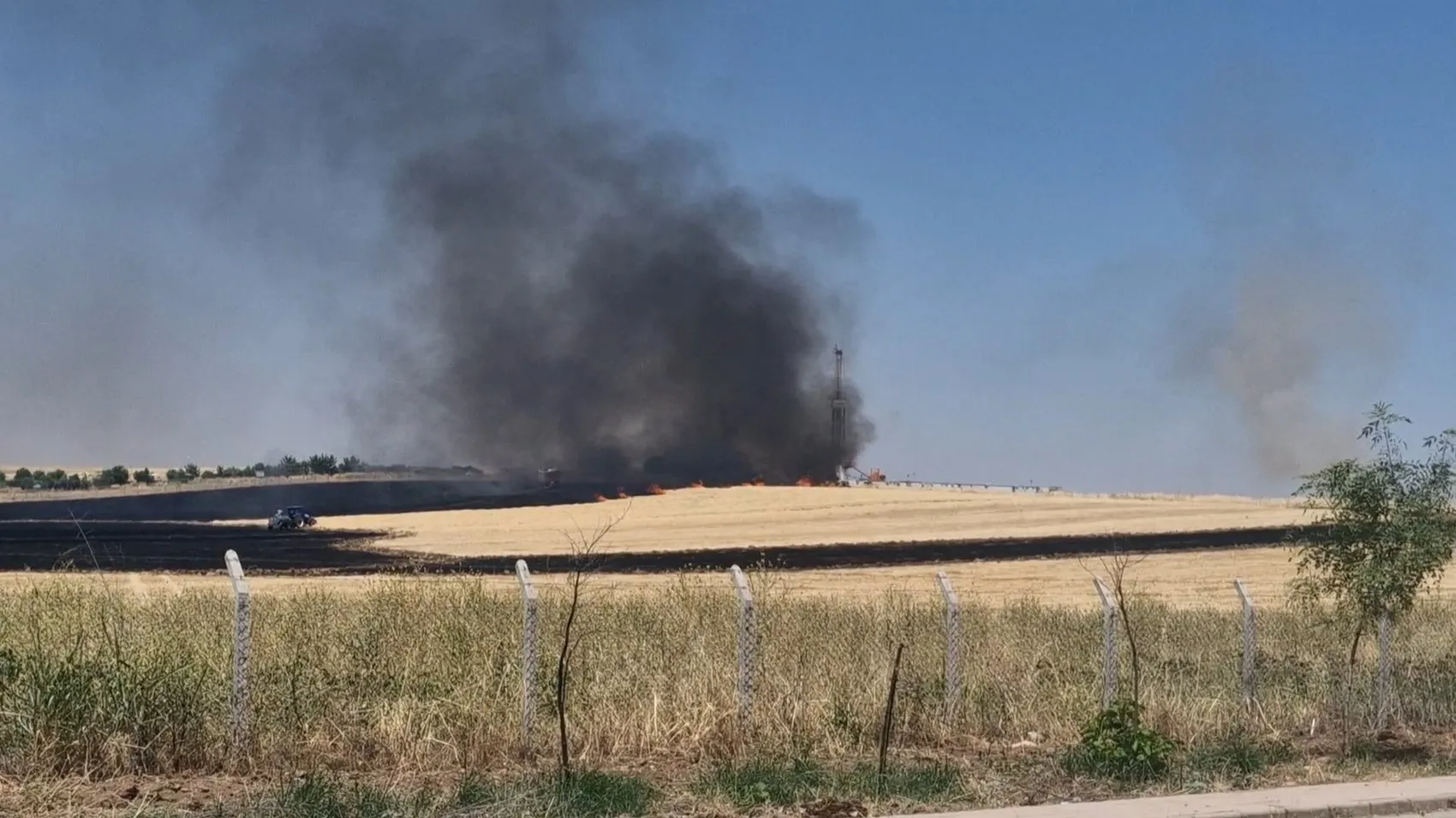 Sur ilçesinde korkutan anız yangını Alevler petrol sahasının kapısına dayandı