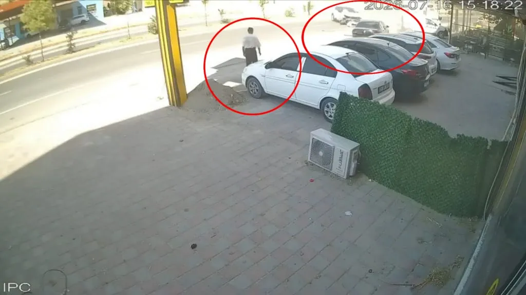 Silvan'da kontrolden çıkan araç faciayı kıl payı teğet geçti Yayanın refleks anı kamerada