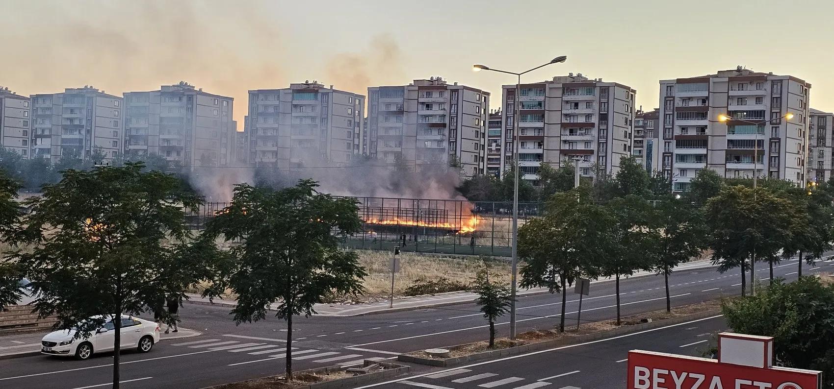 Bağlar'da otluk alanda yükselen alevlere aldırış etmediler Çocuklar maçlarına devam etti