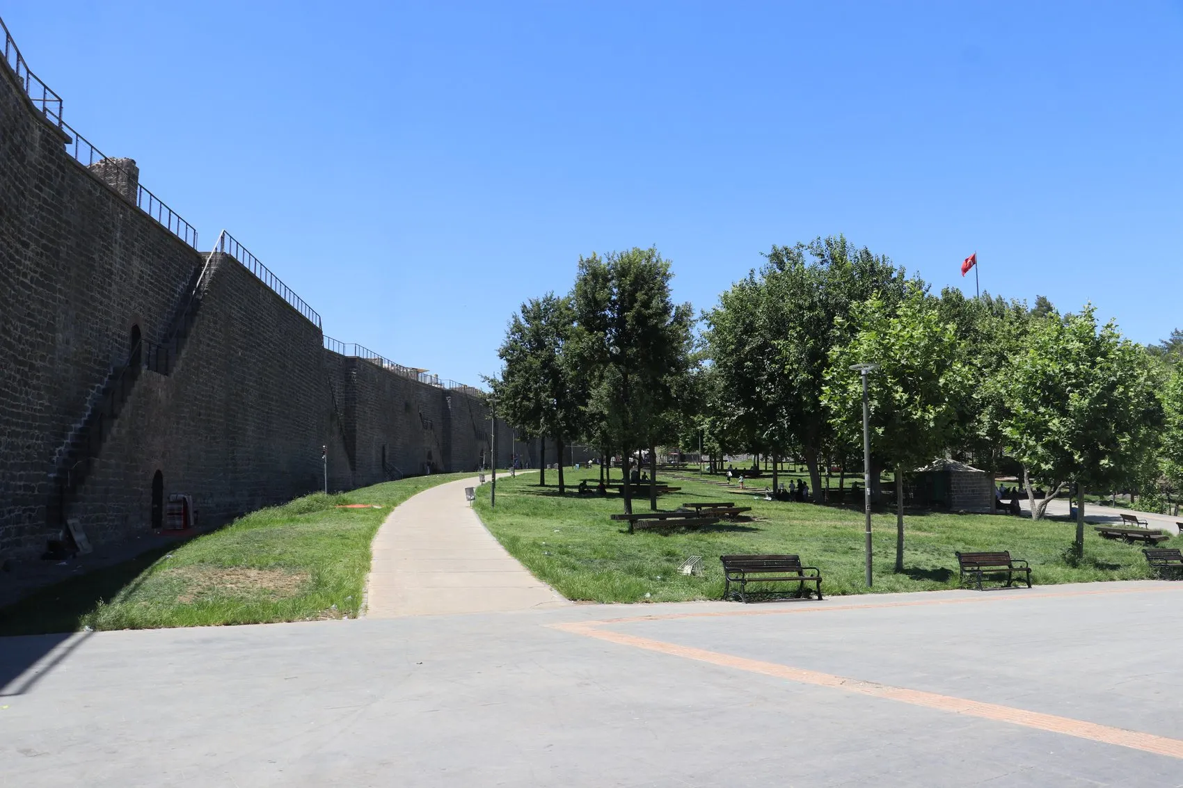 Diyarbakır'da termometreler 40 dereceyi aştı Tarihi kent merkezi ve caddeler tenhalaştı