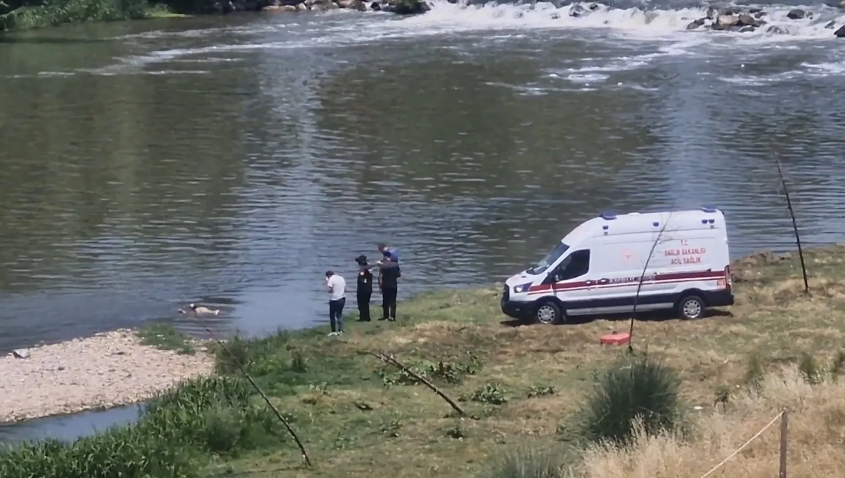 Sur'daki Bağıvar mevkiinde Dicle Nehri yüzeyinde bir erkeğe ait cansız beden bulundu