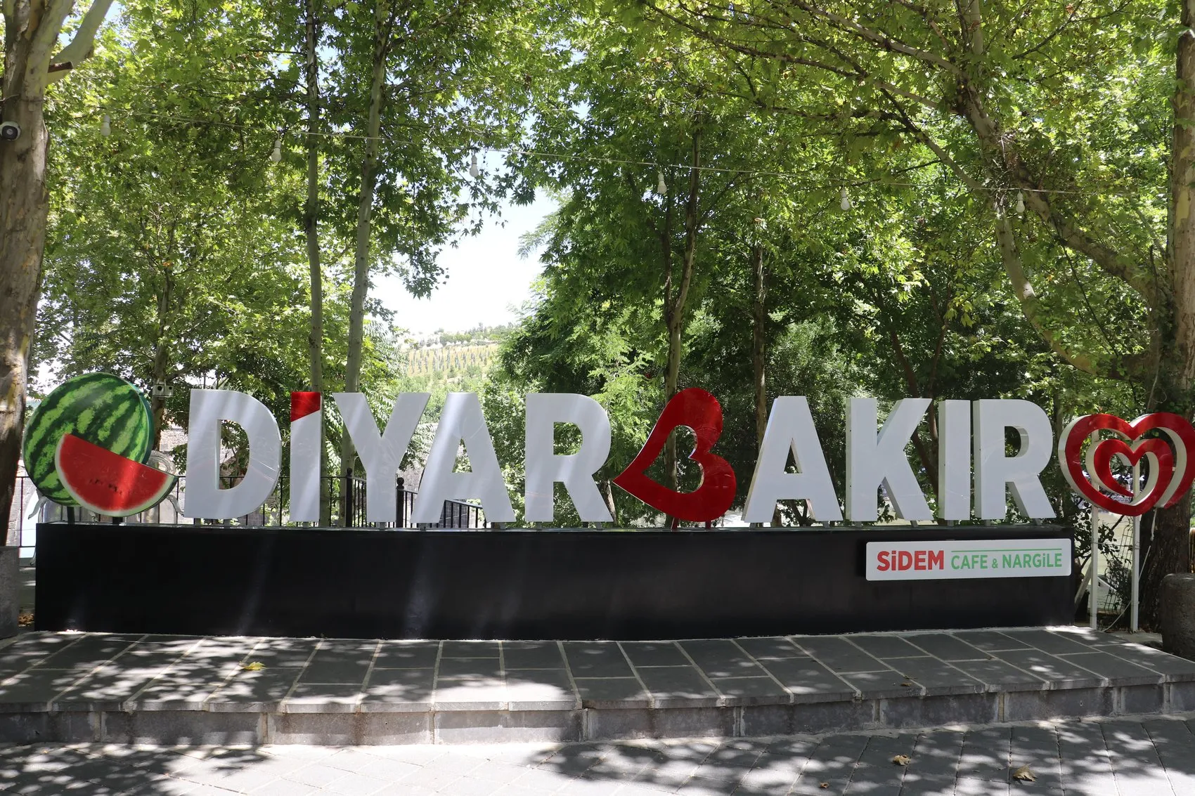 Diyarbakır'da termometreler 40 dereceyi aştı Tarihi kent merkezi ve caddeler tenhalaştı
