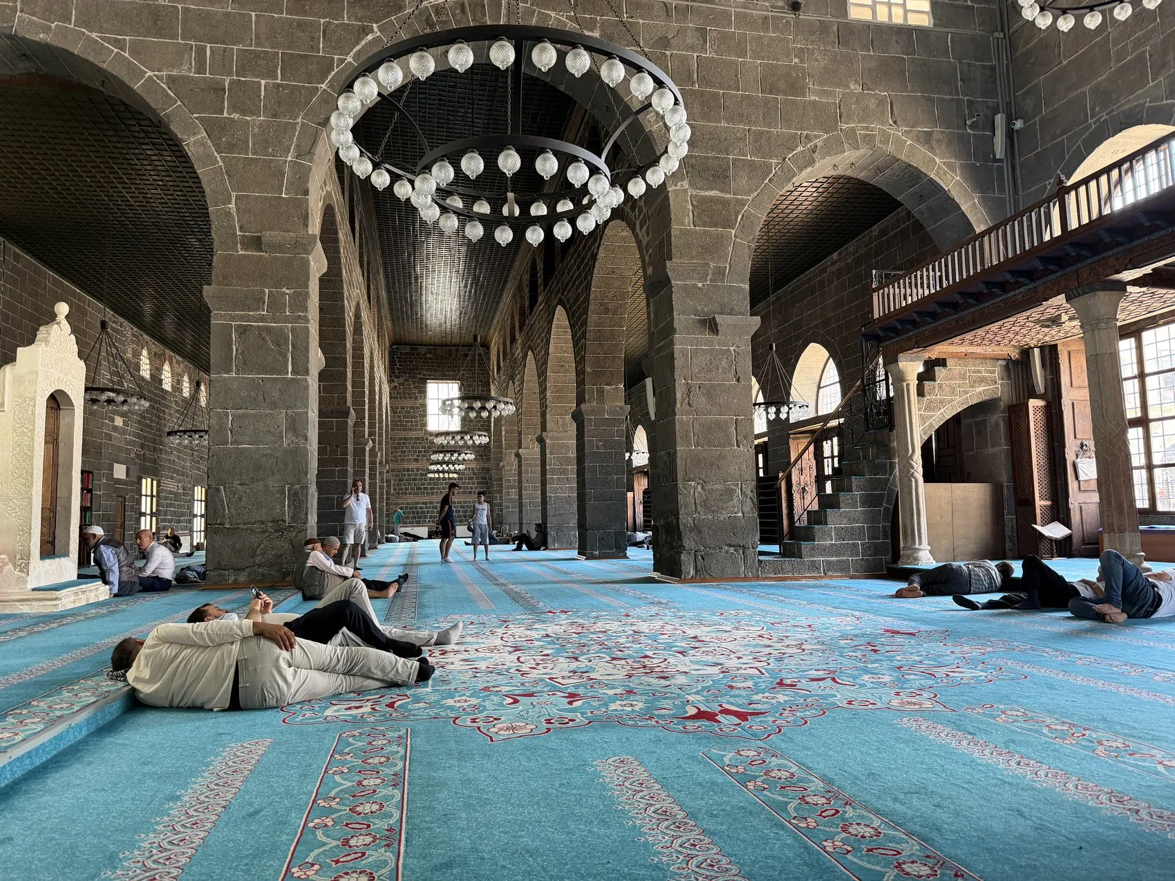 Diyarbakır'da termometreler 40 dereceyi gösterince vatandaşlar çareyi camilerde buldu