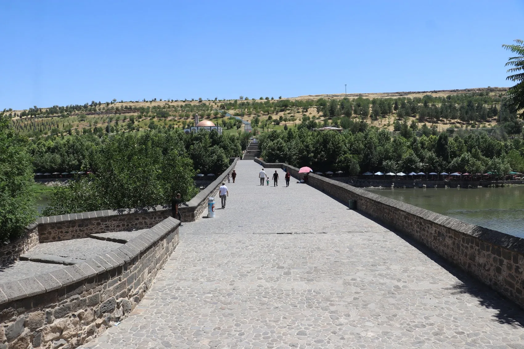 Diyarbakır'da termometreler 40 dereceyi aştı Tarihi kent merkezi ve caddeler tenhalaştı