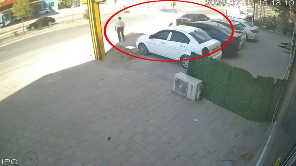 Silvan'da kontrolden çıkan araç faciayı kıl payı teğet geçti Yayanın refleks anı kamerada