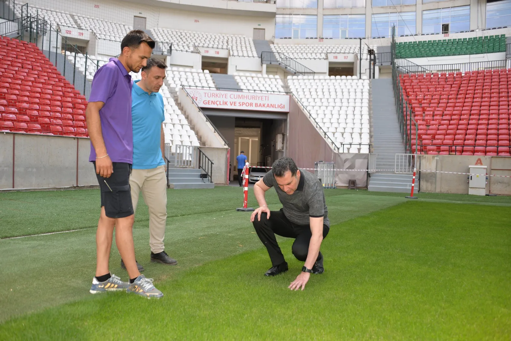 Diyarbakır Stadyumu'nda kavurucu sıcaklara karşı önlem Çimler fan ve perdeyle korunuyor