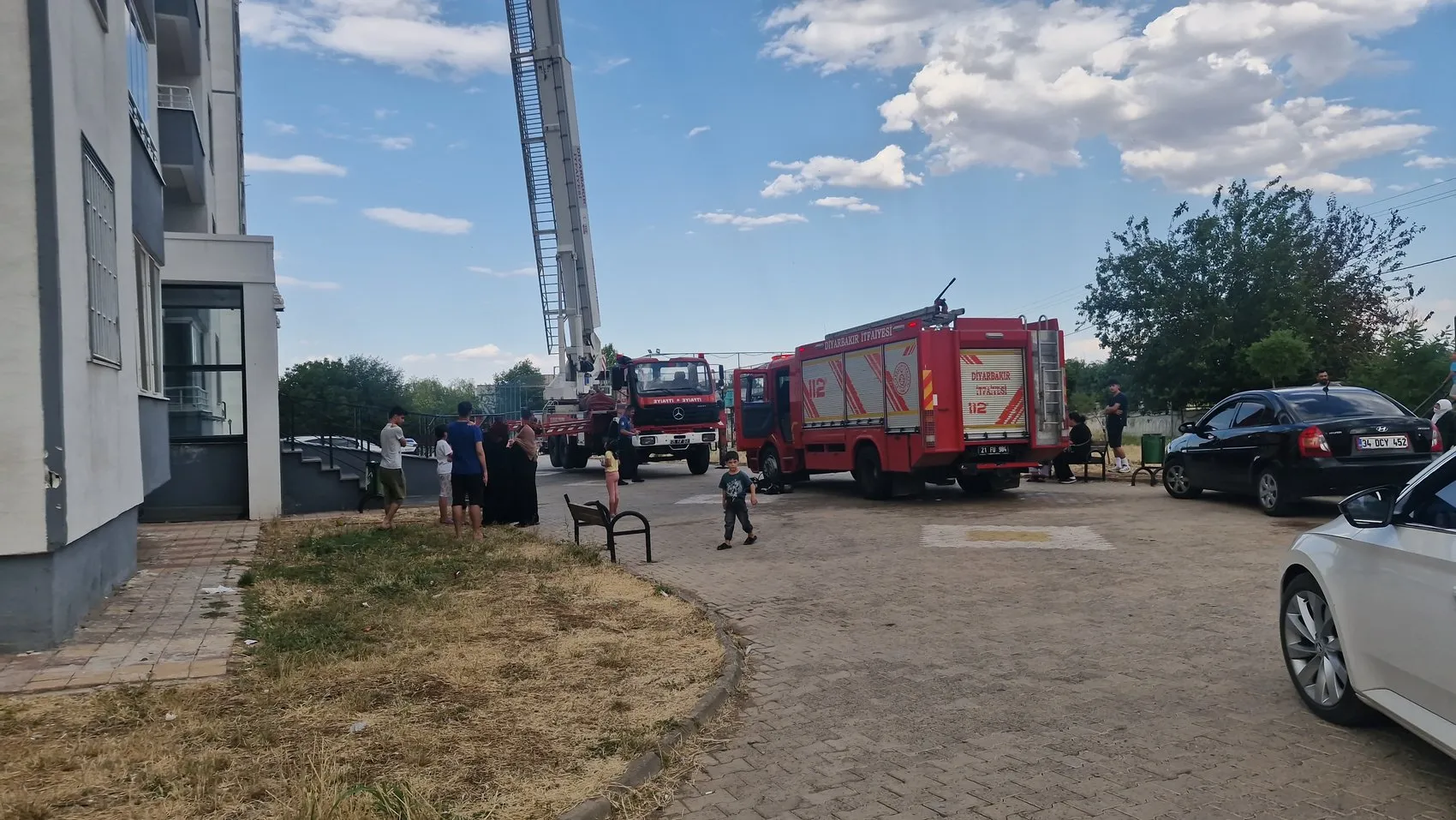 Diyarbakır Yenişehir'de 13 katlı binanın 7'nci katında yangın paniği yaşandı