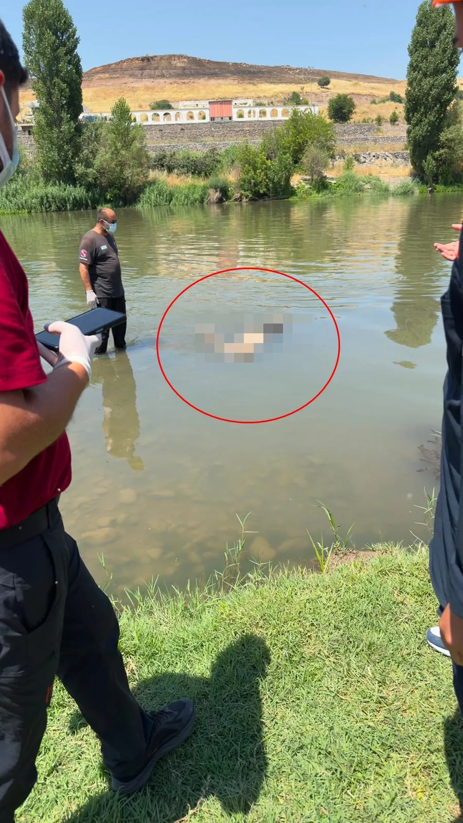 Sur'daki Bağıvar mevkiinde Dicle Nehri yüzeyinde bir erkeğe ait cansız beden bulundu