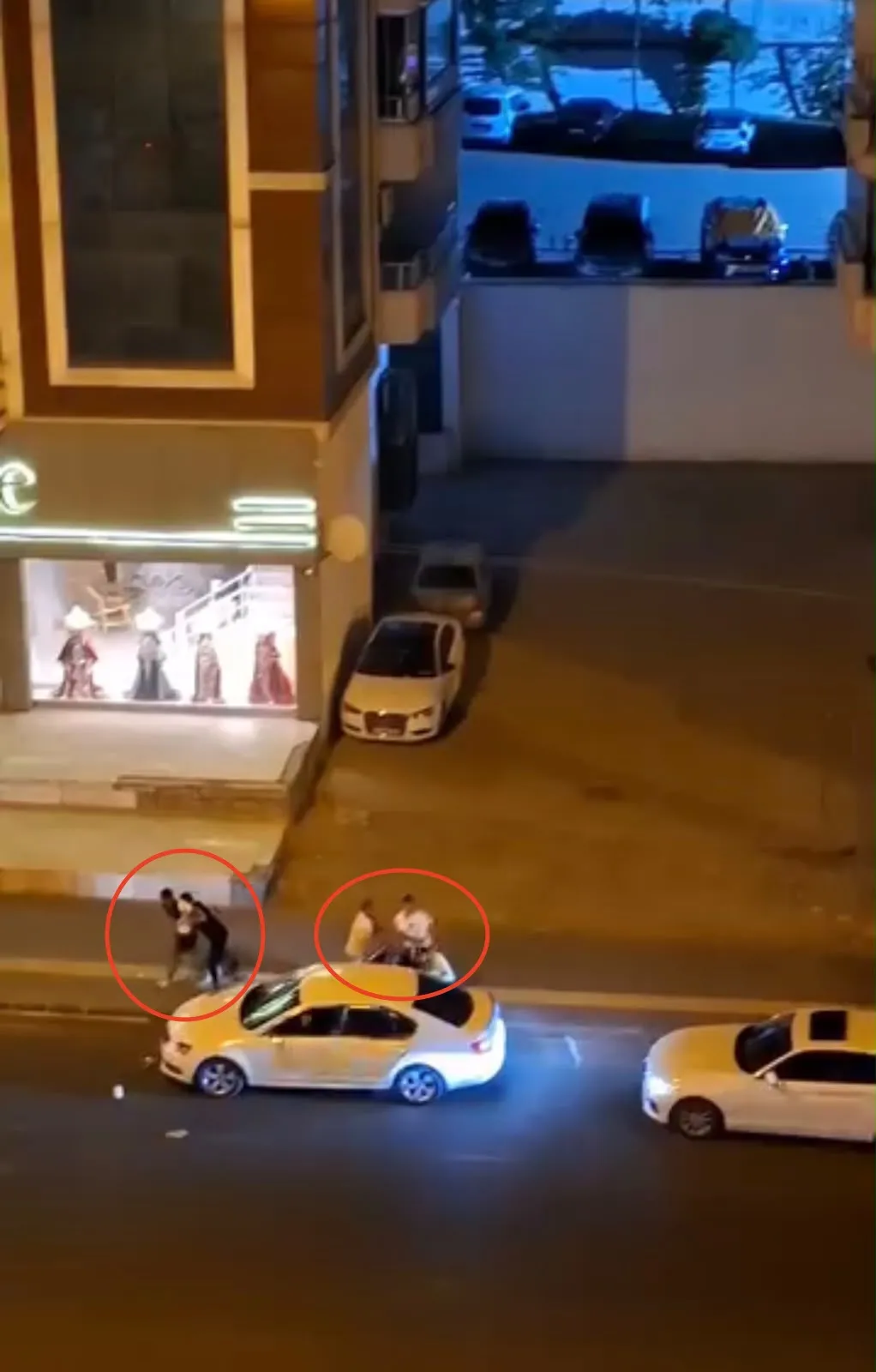 Diyarbakır'ın Bağlar ilçesinde trafiğin ortasında sopalı kavga O anlar kamerada