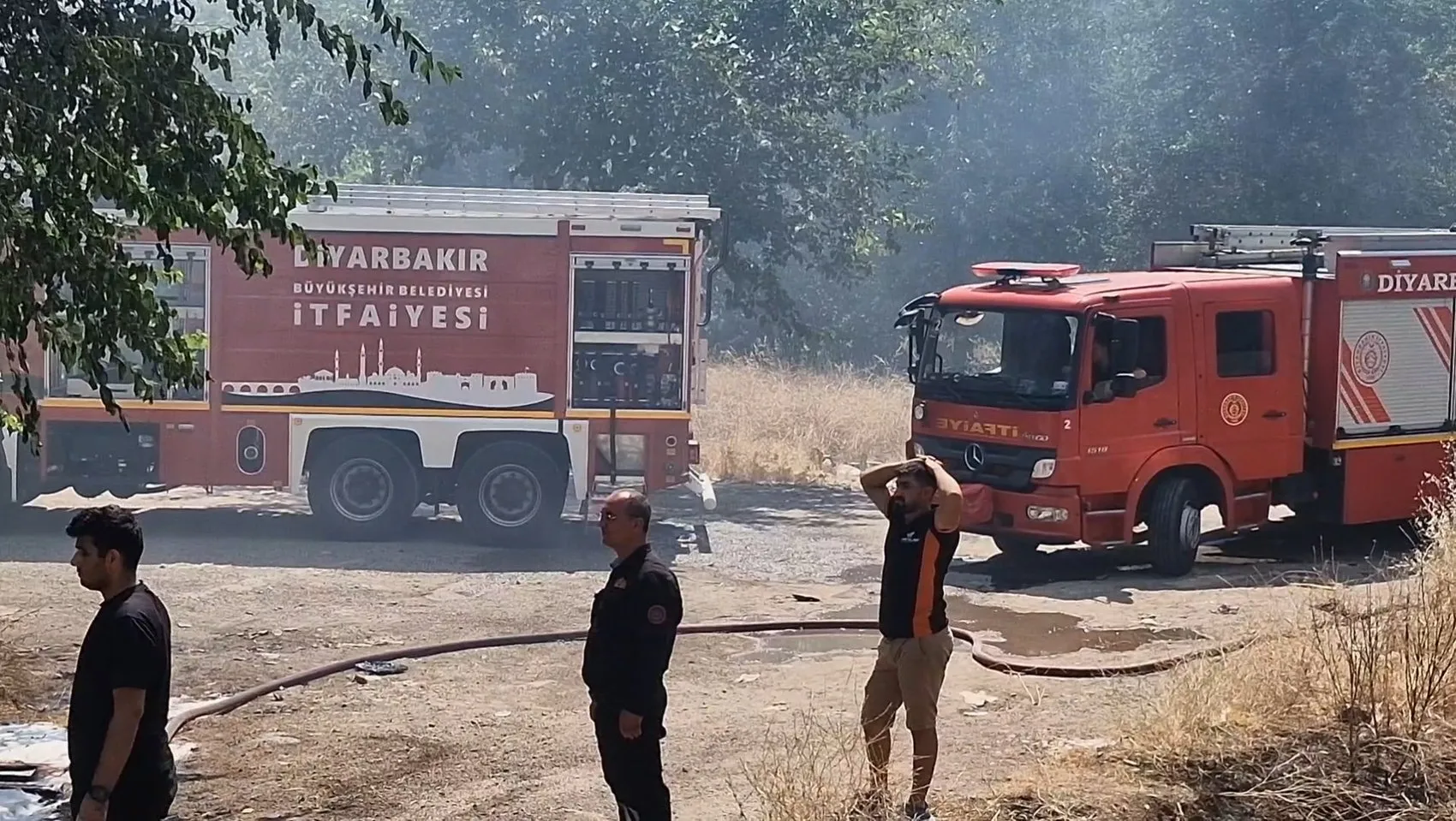Diyarbakır'ın Kayapınar ilçesinde marangoz atölyesinde yangın 2 kişi dumandan etkilendi
