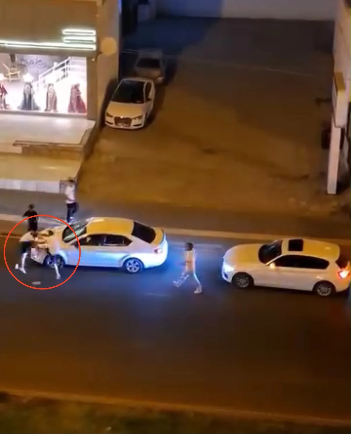 Diyarbakır'ın Bağlar ilçesinde trafiğin ortasında sopalı kavga O anlar kamerada