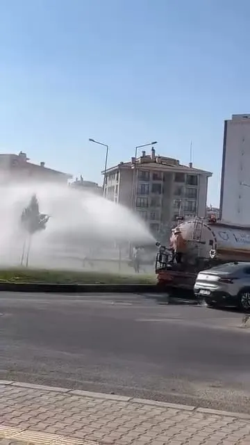 Diyarbakır Yenişehir’de 39 derece sıcaklık Çocuklar belediye aracının suyuyla ferahladı