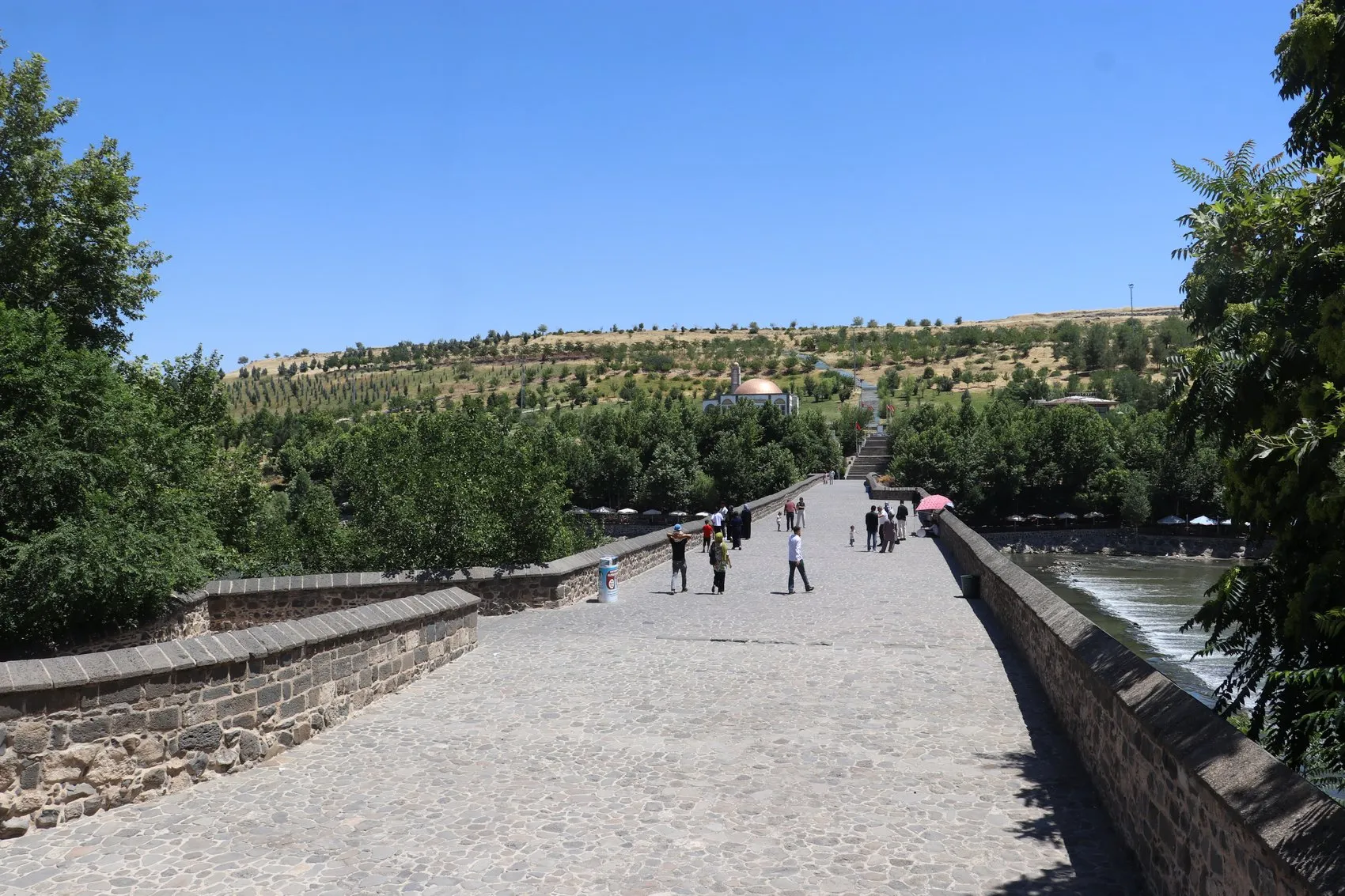 Diyarbakır'da termometreler 40 dereceyi aştı Tarihi kent merkezi ve caddeler tenhalaştı