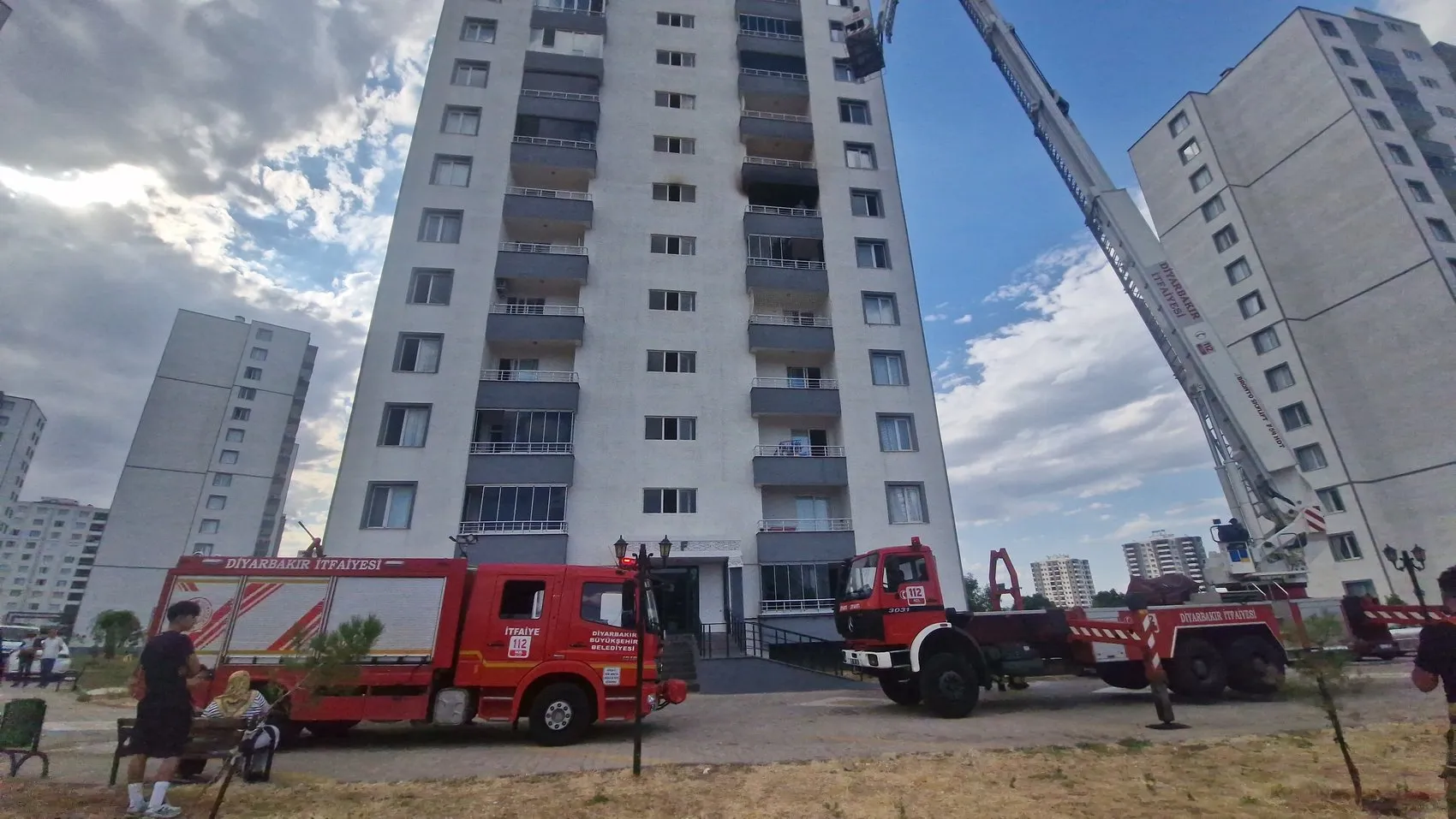 Diyarbakır Yenişehir'de 13 katlı binanın 7'nci katında yangın paniği yaşandı