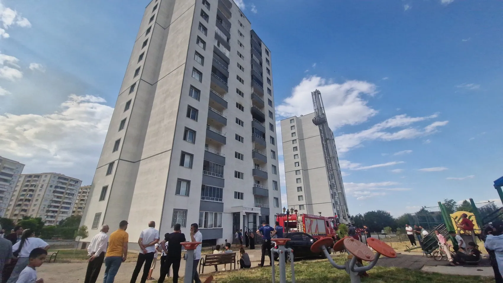 Diyarbakır Yenişehir'de 13 katlı binanın 7'nci katında yangın paniği yaşandı