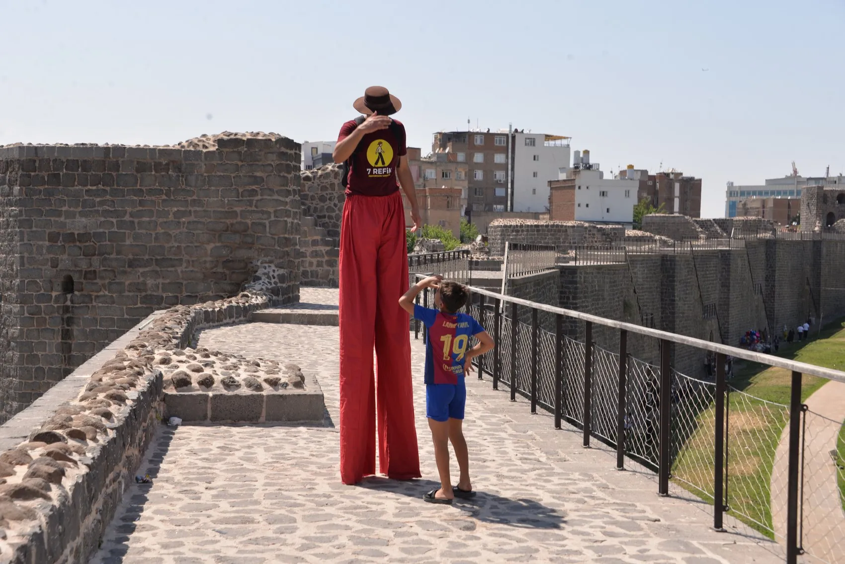 Diyarbakır Surları'nda yürekleri ağza getiren tahta bacaklı yürüyüş Farkındalık için çıktı