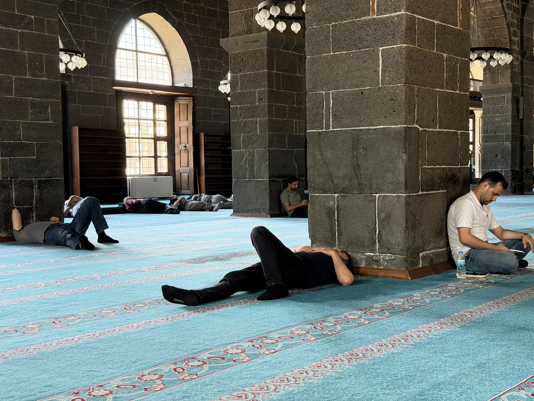 Diyarbakır'da termometreler 40 dereceyi gösterince vatandaşlar çareyi camilerde buldu