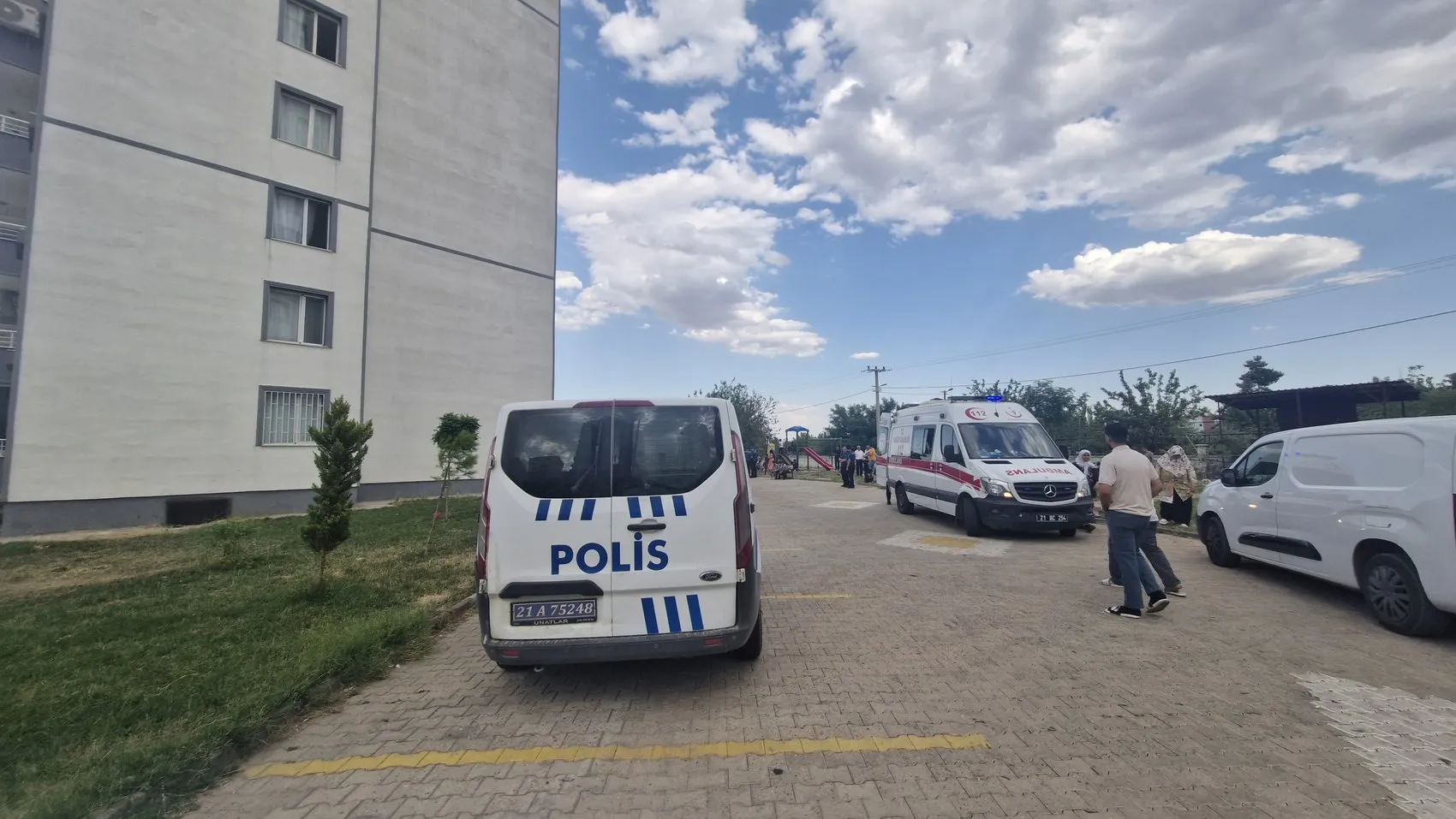 Diyarbakır Yenişehir'de 13 katlı binanın 7'nci katında yangın paniği yaşandı