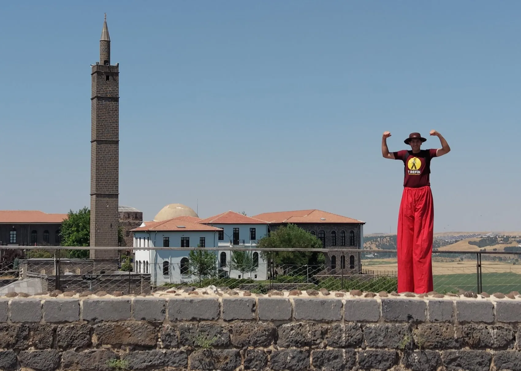 Diyarbakır Surları'nda yürekleri ağza getiren tahta bacaklı yürüyüş Farkındalık için çıktı