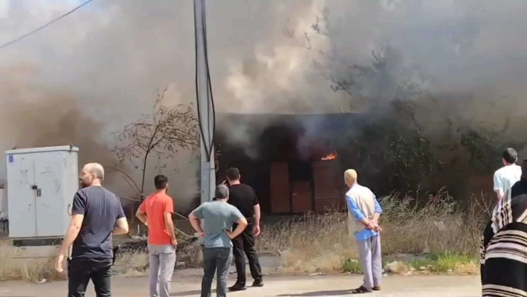 Diyarbakır'ın Kayapınar ilçesinde marangoz atölyesinde yangın 2 kişi dumandan etkilendi