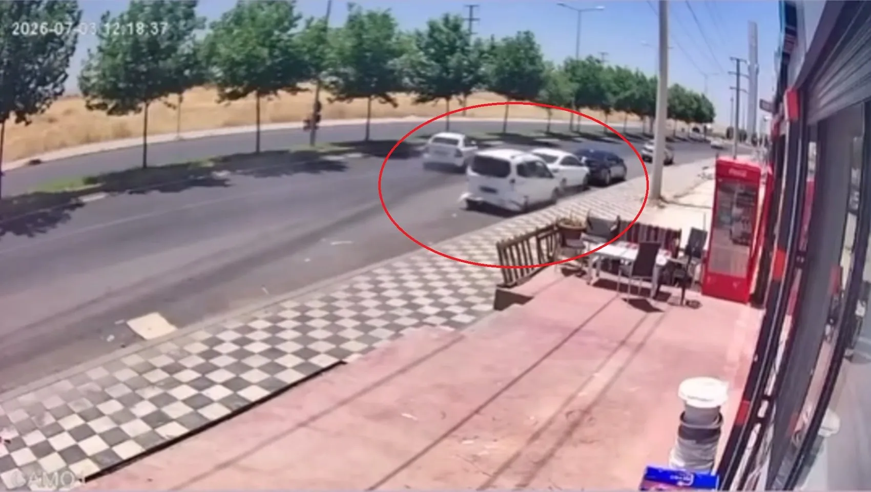 Diyarbakır Bağlar'da zincirleme kaza Otomobil park halindeki araçlara çarptı