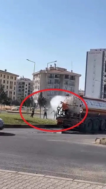 Diyarbakır Yenişehir’de 39 derece sıcaklık Çocuklar belediye aracının suyuyla ferahladı