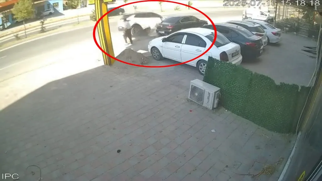 Silvan'da kontrolden çıkan araç faciayı kıl payı teğet geçti Yayanın refleks anı kamerada