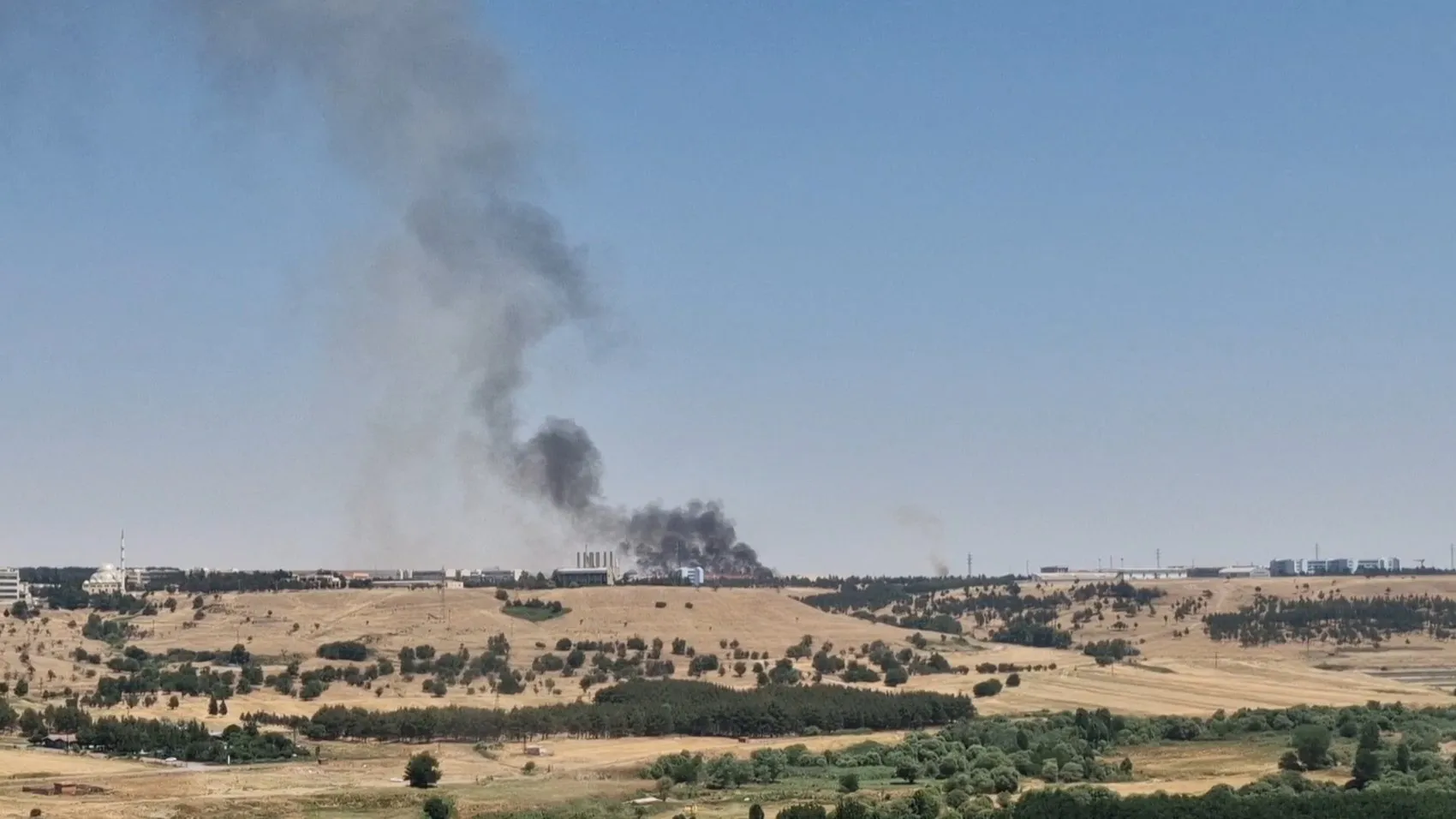 Sur ilçesinde korkutan anız yangını Alevler petrol sahasının kapısına dayandı