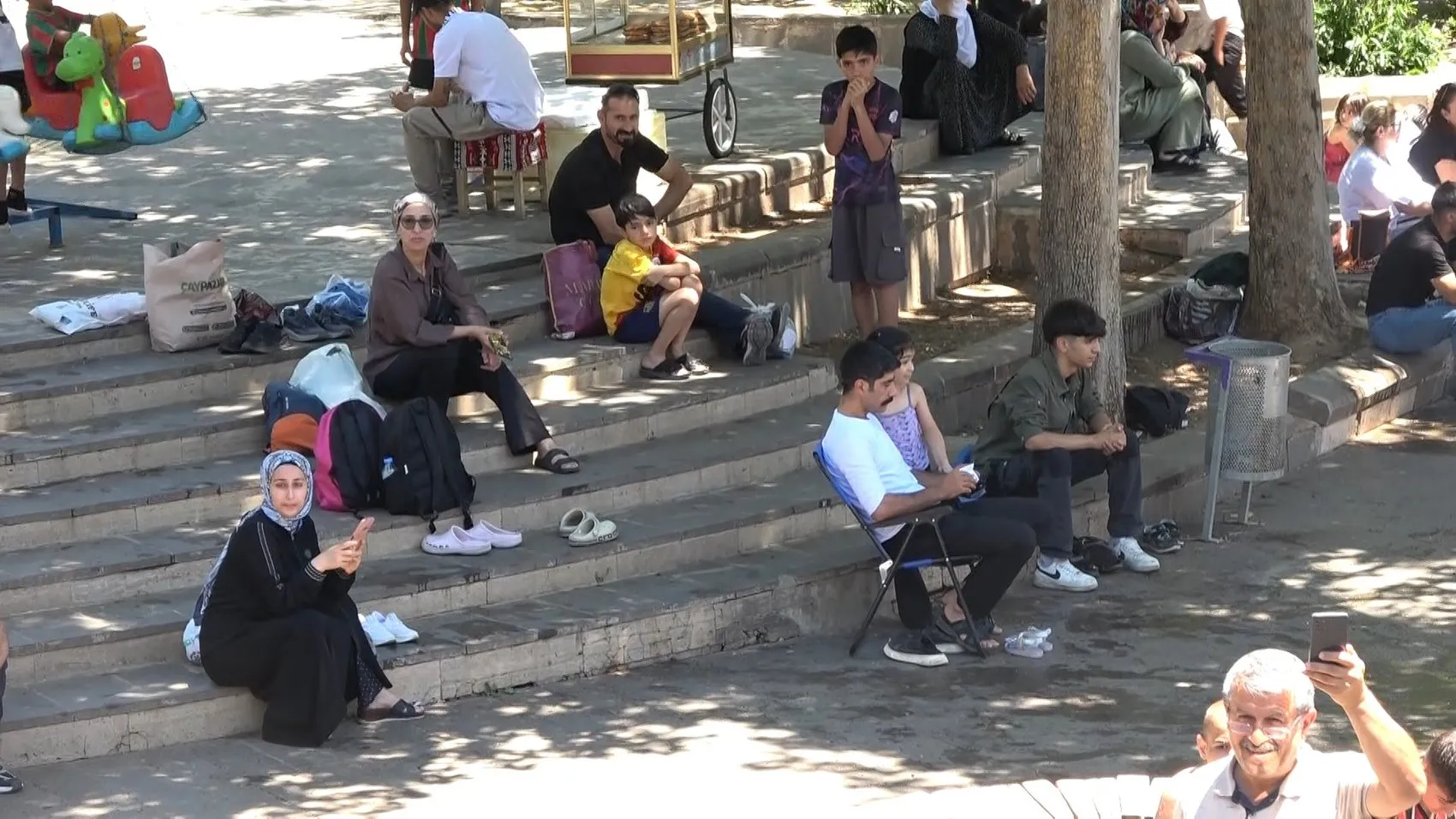 Diyarbakır genelinde hava 35 dereceye ulaştı Çocuklar yasaklı Anzele suyunda serinliyor