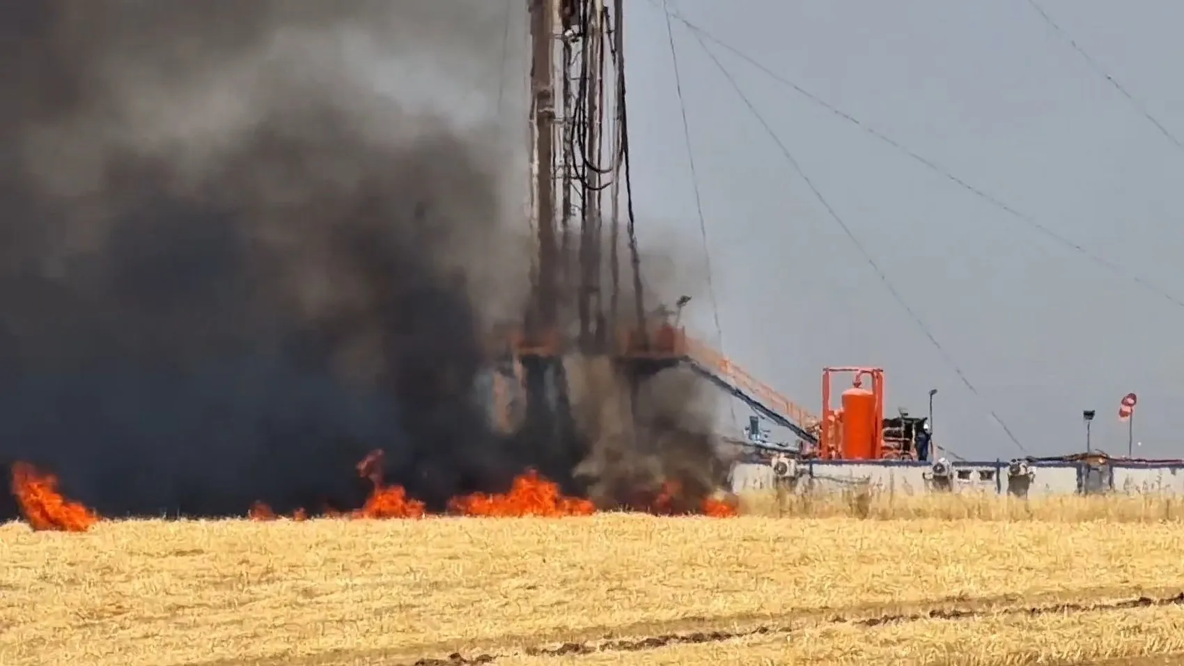 Sur ilçesinde korkutan anız yangını Alevler petrol sahasının kapısına dayandı