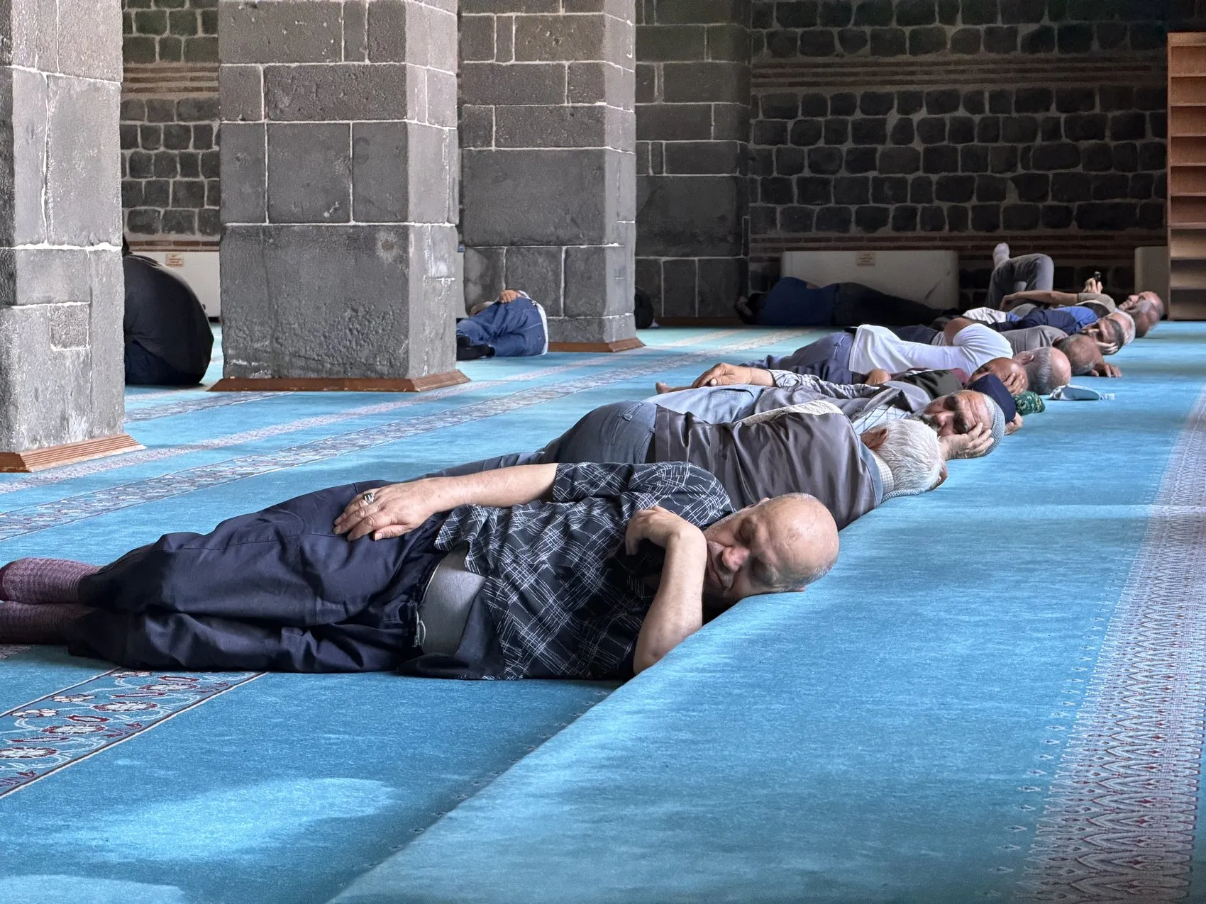 Diyarbakır'da termometreler 40 dereceyi gösterince vatandaşlar çareyi camilerde buldu