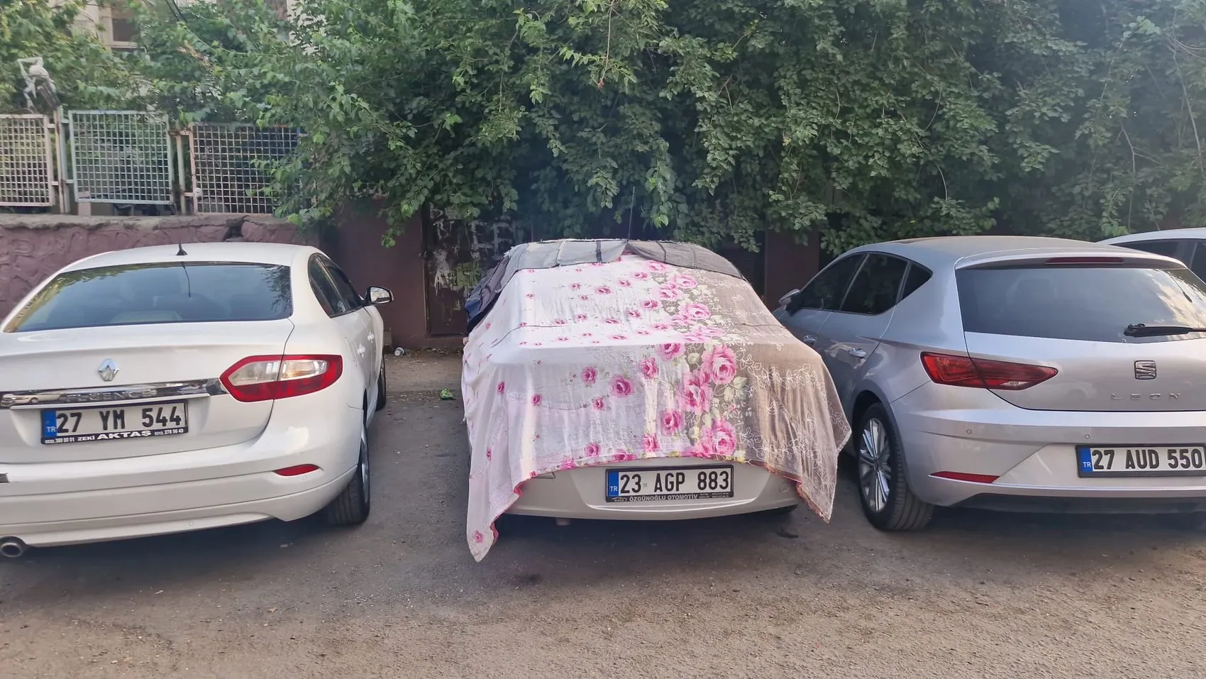 Diyarbakır Yenişehir’de 39 derece sıcaklık Çocuklar belediye aracının suyuyla ferahladı