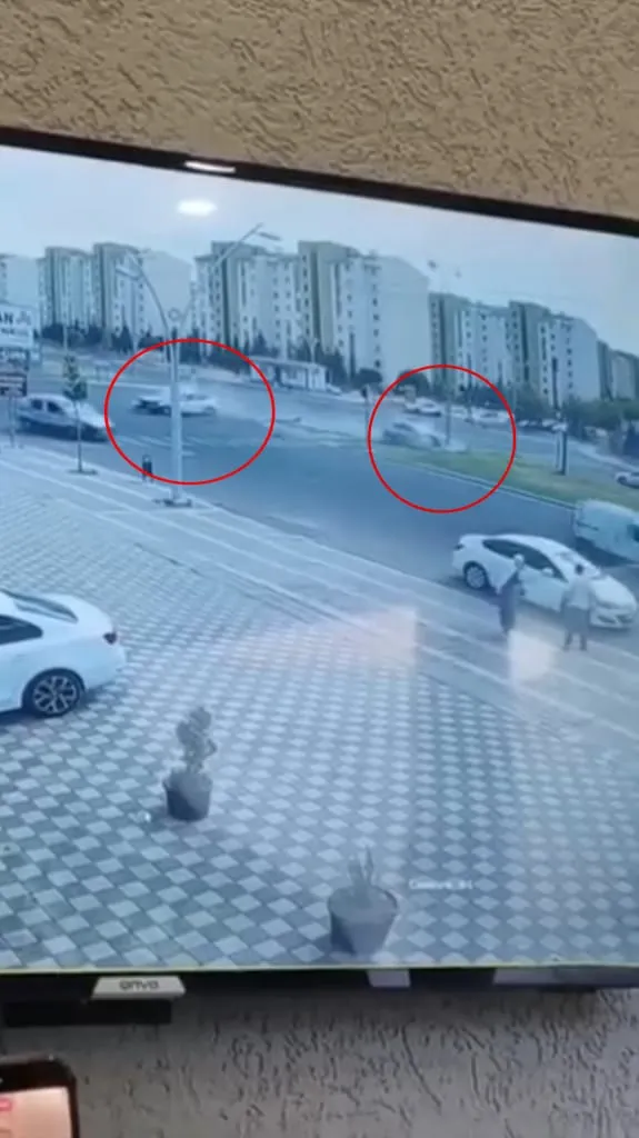 Kayapınar Memursen Bulvarı’nda şiddetli kaza İki otomobil çarpıştı, 2 kişi yaralandı