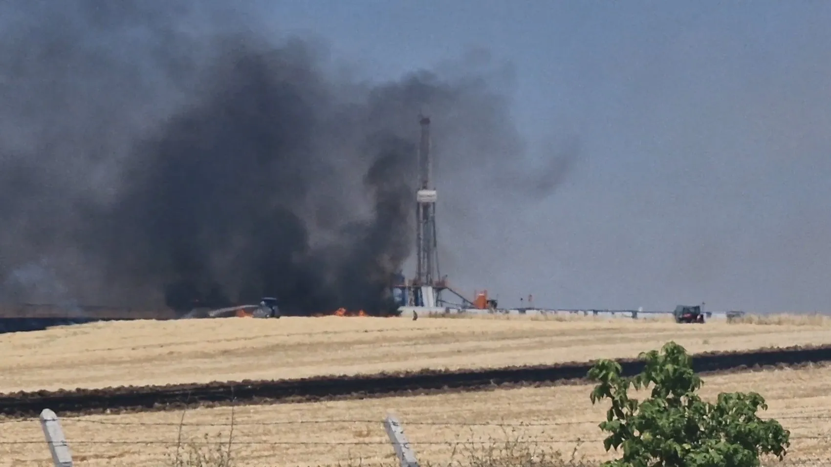 Sur ilçesinde korkutan anız yangını Alevler petrol sahasının kapısına dayandı