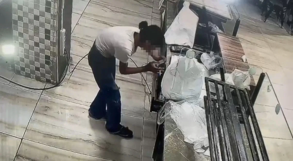 Diyarbakır Yenişehir'de fırın çalışanlarını oyaladılar Kasadaki parayı böyle çaldılar