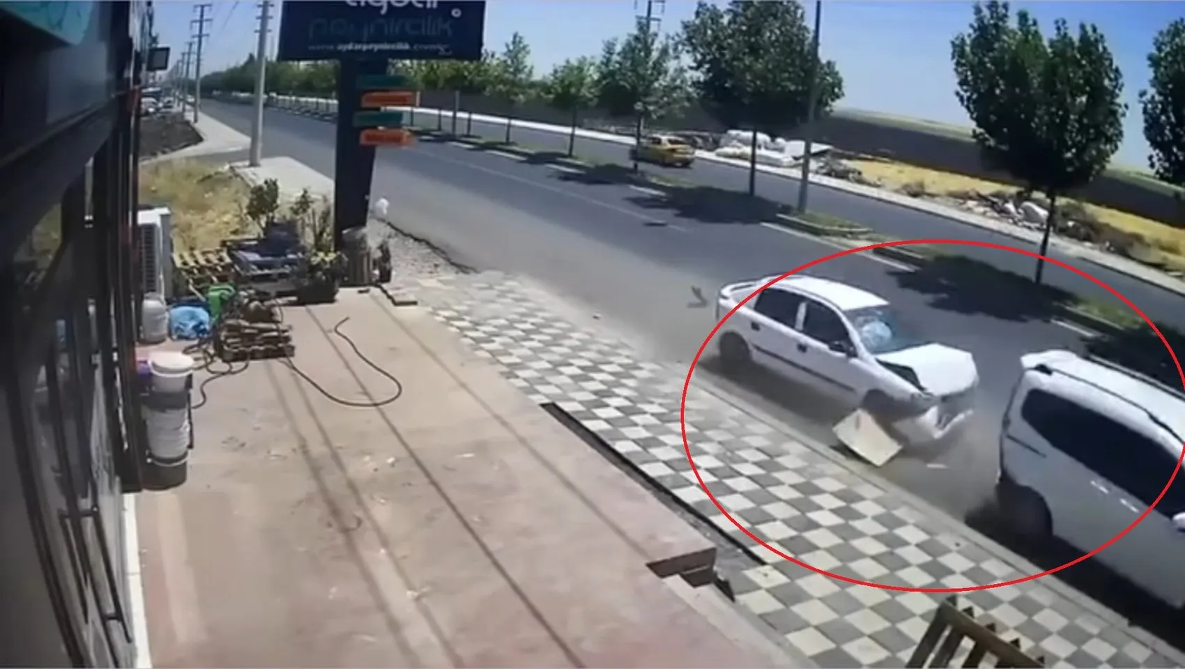Diyarbakır Bağlar'da zincirleme kaza Otomobil park halindeki araçlara çarptı