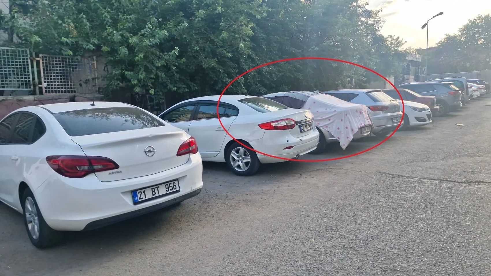 Diyarbakır Yenişehir’de 39 derece sıcaklık Çocuklar belediye aracının suyuyla ferahladı