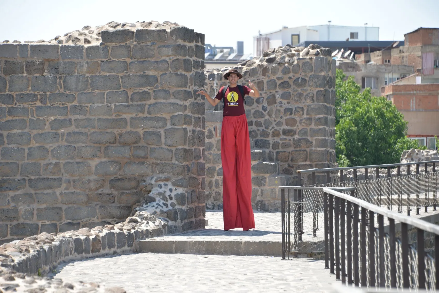 Diyarbakır Surları'nda yürekleri ağza getiren tahta bacaklı yürüyüş Farkındalık için çıktı