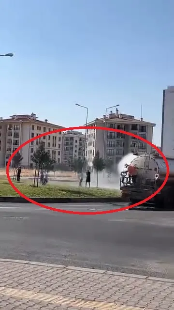 Diyarbakır Yenişehir’de 39 derece sıcaklık Çocuklar belediye aracının suyuyla ferahladı
