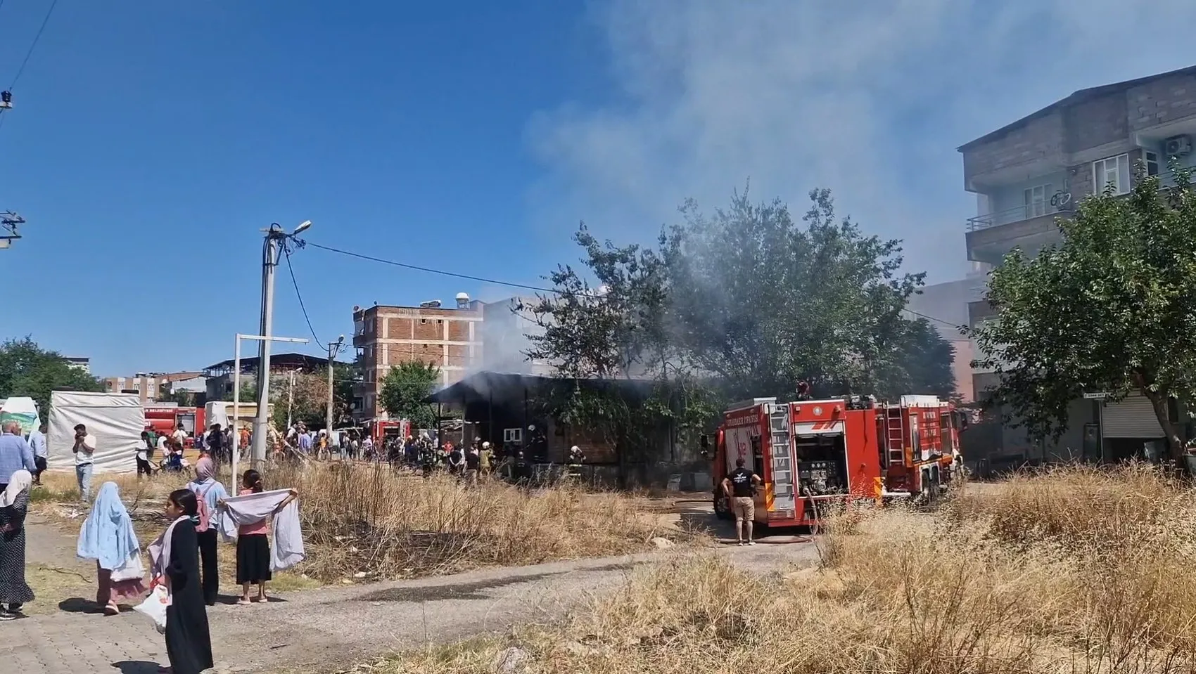 Diyarbakır'ın Kayapınar ilçesinde marangoz atölyesinde yangın 2 kişi dumandan etkilendi