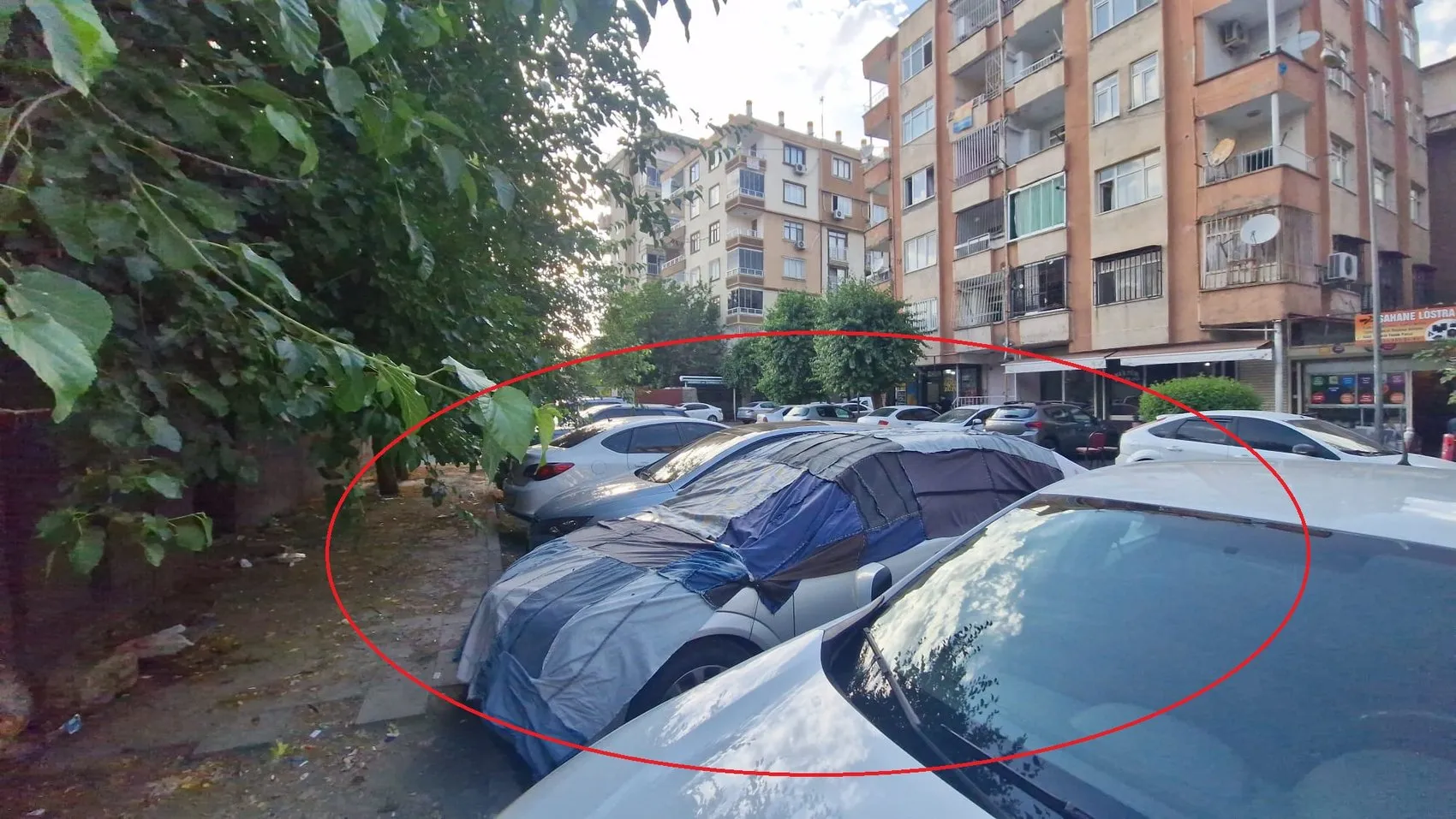 Diyarbakır Yenişehir’de 39 derece sıcaklık Çocuklar belediye aracının suyuyla ferahladı