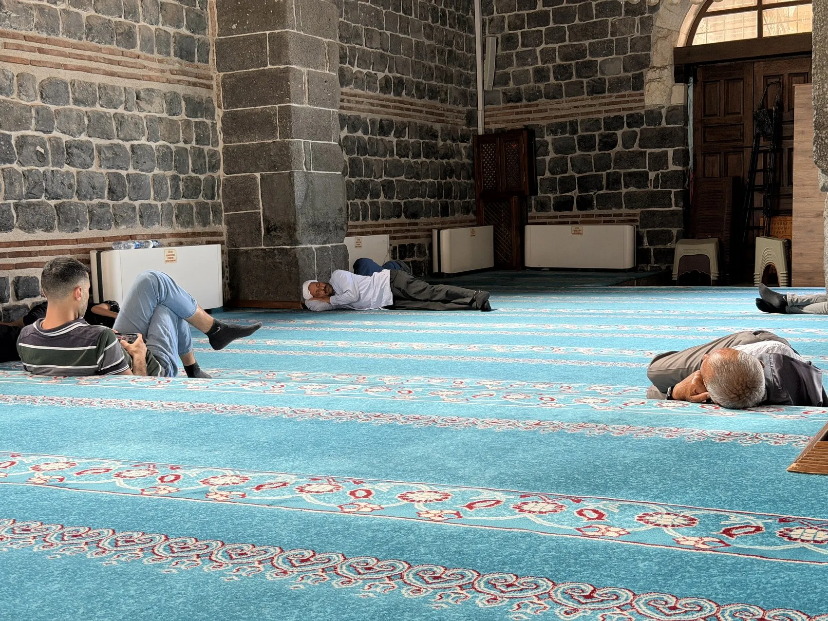 Diyarbakır'da termometreler 40 dereceyi gösterince vatandaşlar çareyi camilerde buldu
