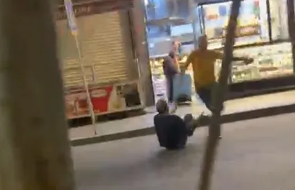 Diyarbakır Yenişehir’de taksicilerin durak gerilimi Cadde ortasında tekmeli kavga