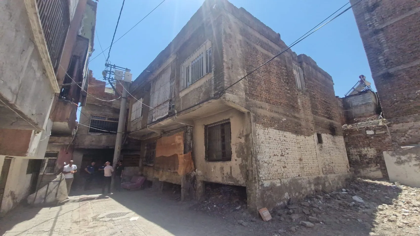 Diyarbakır Bağlar'da dehşet anları Evin pencerelerine 23 el ateş açıldı