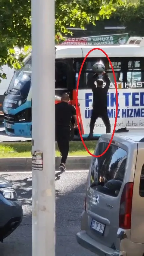 Diyarbakır'da trafikte kasklı saldırı Kayapınar'daki o anlar kameralara yansıdı