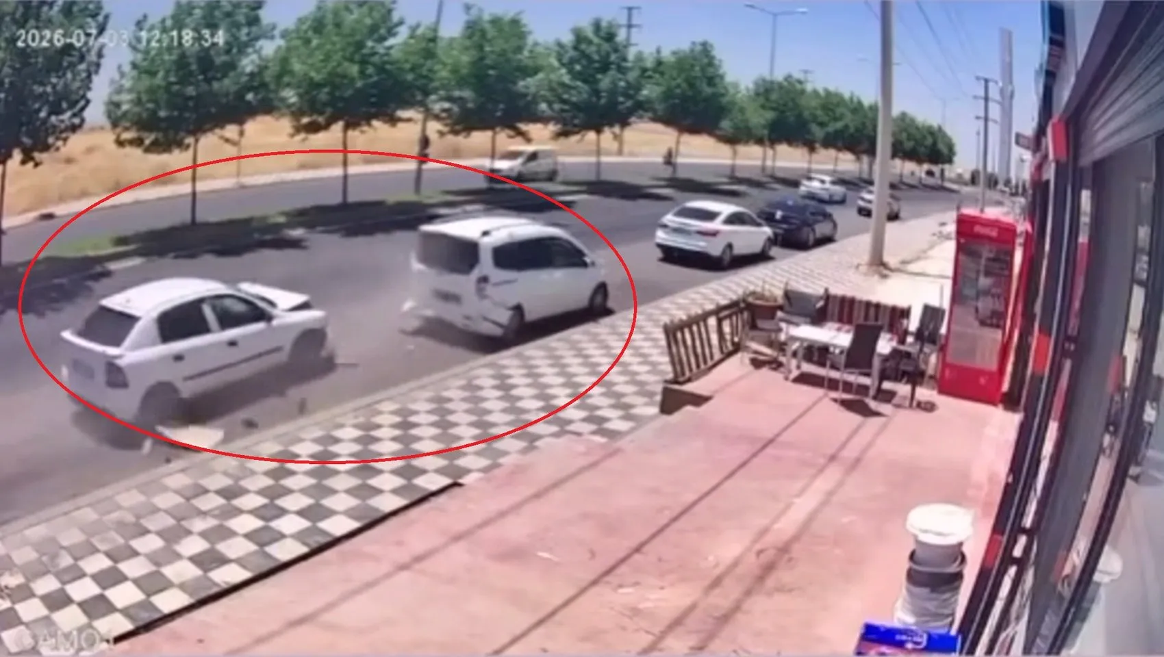 Diyarbakır Bağlar'da zincirleme kaza Otomobil park halindeki araçlara çarptı