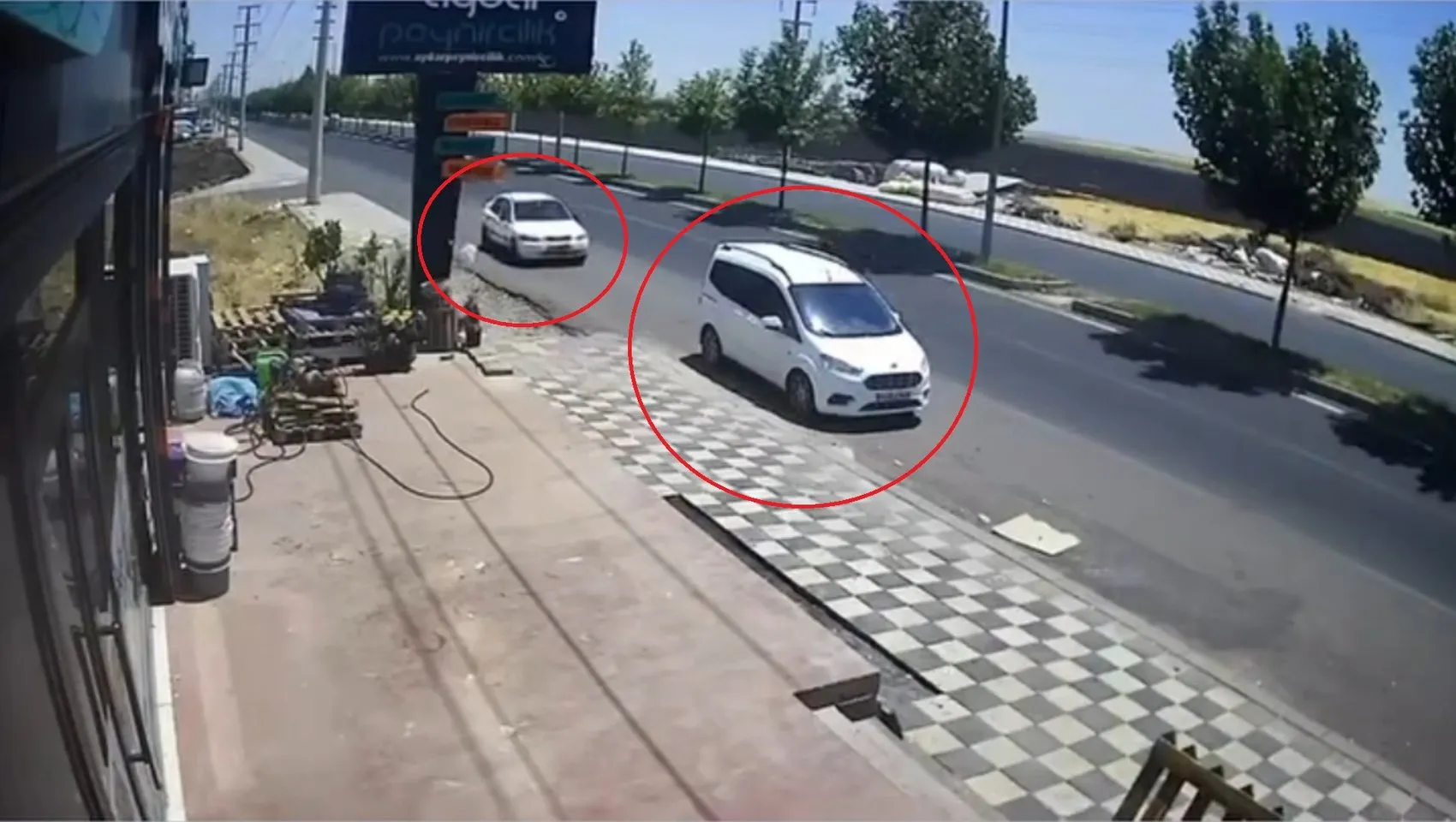 Diyarbakır Bağlar'da zincirleme kaza Otomobil park halindeki araçlara çarptı