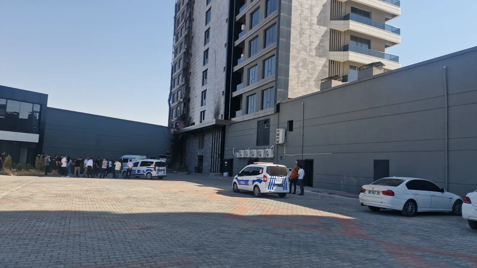 Diyarbakır'da 13 katlı plazanın çatısı küle döndü Yangının izleri dronla kaydedildi