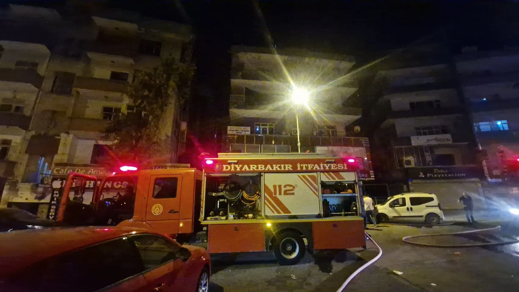 Yenişehir'deki 4 katlı binanın çatısında gece vakti çıkan yangın paniğe yol açtı